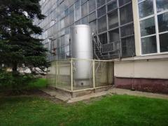 Ресивер газа на 8 м3/мин, требующий регистрации в Гостехнадзоре. Установлен снаружи здания